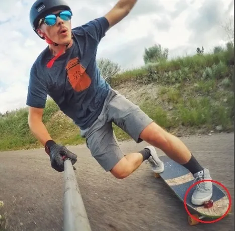 Райдер использует футстоппер в toeside standup slide